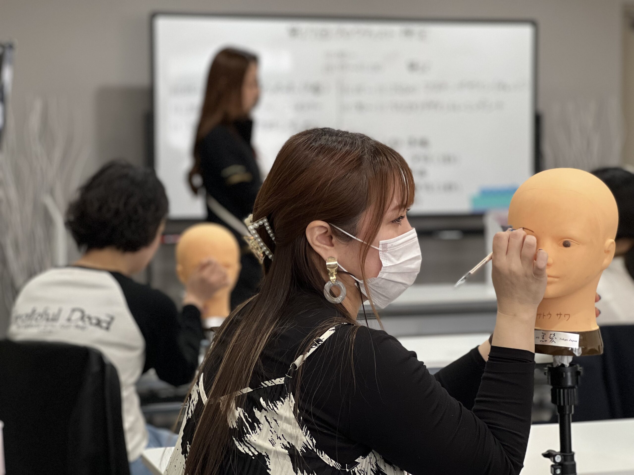 美容サロンで眉メニューを導入するイメージ
